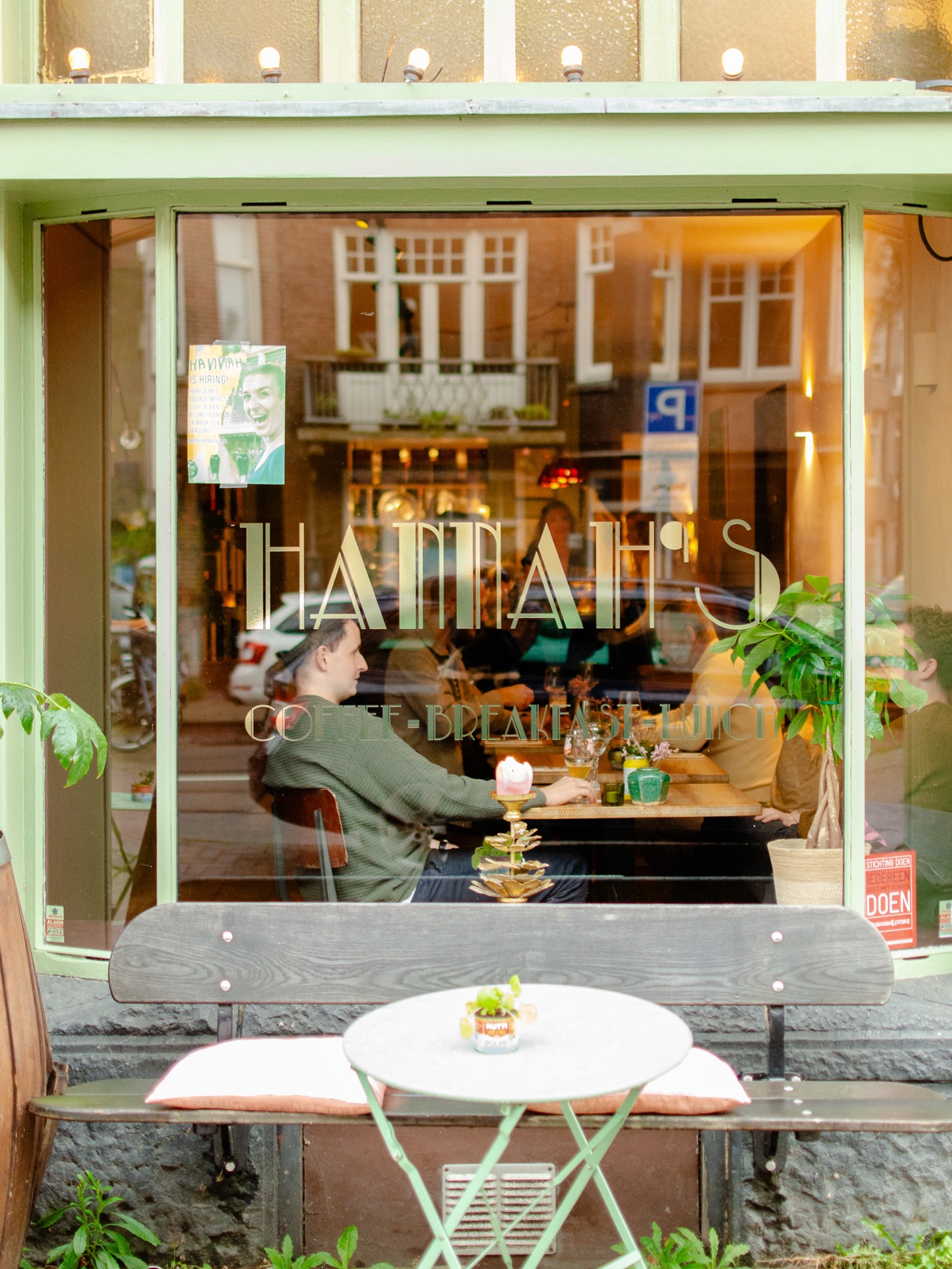 Van koffie tot borrel, van ochtend tot avond ☕️🍸🍳🍔
Bij Hannah’s draait alles om samen genieten
Schuif je aan? Vanavond zijn wij geopend voor diner, onze nieuwe kaart al gezien? A presto a Hannah’s 💛