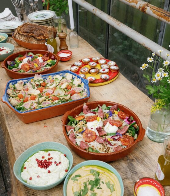 ☀️ Het wordt mooier weer, tijd om je lunch of borrel eens buiten de deur te organiseren!

Vergaderlunch? Teamborrel? Event op kantoor? Kies voor verse, huisgemaakte catering in Amsterdam met sociale impact 💛

Bij Hannah’s werken mensen mét en zonder beperking samen aan heerlijke, gezonde gerechten: van creatieve broodjes en salades tot borrelplanken en zoete lekkernijen. Alles vers bereid en perfect afgestemd op jouw bedrijfsevent of teammeeting.

Goed geregeld. Persoonlijk. En al vanaf €14,50 p.p.
📩 Vraag vrijblijvend een voorstel aan en ervaar hoe jouw catering bijdraagt aan social return én waar alles tot in de puntjes geregeld is.