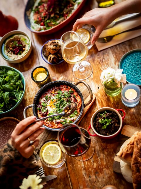 Op vrijdag en zaterdagavond schuif je bij ons aan voor een avond vol smaak en gezelligheid. Denk aan een driegangenmenu (€40) dat elke twee weken wisselt, met keuze uit vis, vlees of vegetarisch (en natuurlijk ook vegan opties mogelijk).💛

Reserveer je plekje en kom proeven… 

A presto, a Hannah’s 🍷