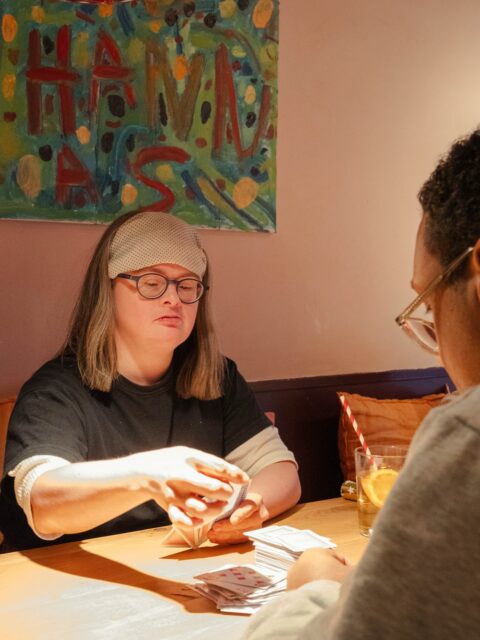 Bij Hannah’s draait het om meer dan alleen eten en drinken 💛 

Wij zijn een plek waar horeca en dagbesteding samenkomen. Een warme, inclusieve omgeving waar iedereen mag meedoen, leren en groeien. Onze deelnemers werken mee in de bediening, achter de bar of in de keuken en zorgen ervoor dat jouw koffie, lunch of cocktail altijd met extra liefde wordt geserveerd. 

Naast het werken is er ook ruimte voor pauze, gezelligheid en leuke activiteiten samen. Een plek waar je jezelf kunt zijn, onderdeel wordt van een hecht team en elke dag iets nieuws mag ontdekken 💛

We hebben nog plek voor nieuwe deelnemers die zin hebben om onderdeel te worden van onze famiglia 🍋 

A presto, a Hannah’s