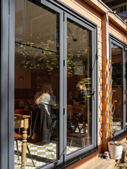 Zin in een beetje dolce vita? 
Kom langs bij Hannah’s voor een lunch vol smaak en gezelligheid. Denk aan vers belegde focaccia’s, Hannah’s famous omelet, pompoensoep en natuurlijk een goede espresso of spritz erbij. 

Even ontsnappen aan de drukte en genieten van het goede leven 💛 

A presto, a Hannah’s 🍋