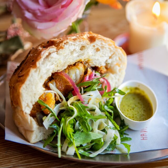 Trust us… deze wil je proeven 👀
Pita Kabeljauw shoarma | Green Goddess Dressing | Venkel | Uien Relish 💛