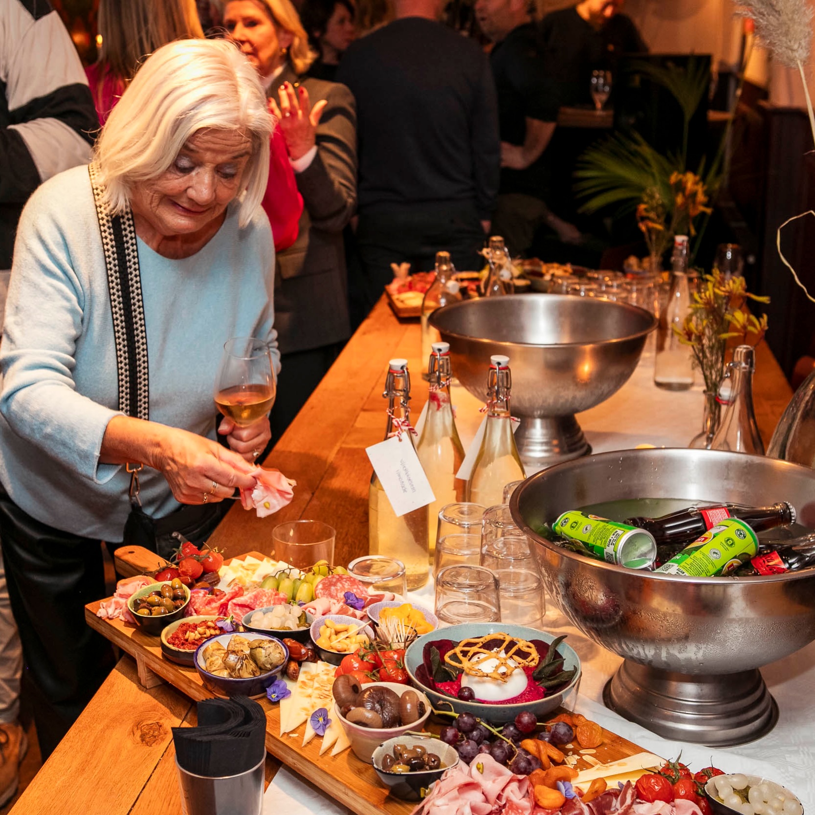 Iets te vieren binnenkort? 🍾

Wij bieden volop cateringmogelijkheden, zowel bij jou op locatie als in ons sfeervolle restaurant in Amsterdam West. Of het nu gaat om een verjaardag, bedrijfsfeest of speciale gelegenheid: wij denken graag met je mee!

Stuur ons een DM voor de mogelijkheden of wandel en keertje binnen. 💛