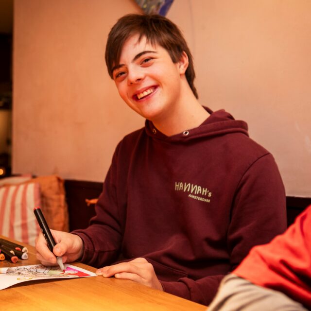 Zonder onze deelnemers geen Hannah’s. 💛

Hannah’s is zoveel meer dan een restaurant. Het is een plek waar iedereen zichzelf mag zijn, waar aandacht en betrokkenheid centraal staan en waar we samen groeien.

Geïnspireerd door Hannah, het zusje van eigenaresse Laura, creëren we elke dag een veilige en warme omgeving voor mensen met een licht verstandelijke beperking. Hier kijken we niet naar beperkingen, maar naar mogelijkheden. Wat vind jij leuk? Wat wil jij leren? Waar word jij blij van?

Van werken in de bediening tot achter de bar of in de keuken: iedere deelnemer krijgt begeleiding op maat en de ruimte om zich te ontwikkelen, op een manier die bij hem of haar past.

Wij zijn trots op ons hechte team en dankbaar voor alle deelnemers die Hannah’s maken tot de bijzondere plek die het is. ✨

Ken jij iemand die op zoek is naar een fijne dagbestedingsplek in Amsterdam? Neem gerust contact met ons op.