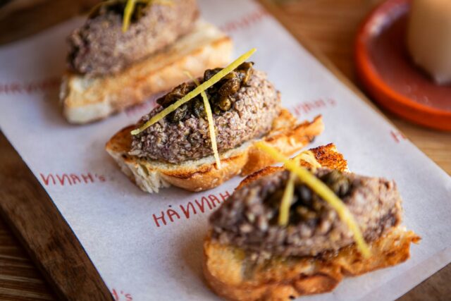 Een moment van samen genieten begint wat ons betreft met iets lekkers om te delen. 💛

Deze bruschetta met artisjok staat op onze kaart en is een fijne starter 😋
Schuif je aan?🙌🏻
