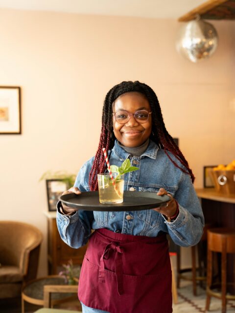 Wij staan weer voor jullie klaar, zoals altijd met een glimlach! 🙌🏻

Zin in een lekkere koffie, verkoelend drankje of een gezellige lunch? Kom gezellig langs bij Hannah’s. We kijken ernaar uit je te zien!

Tot snel? 💛