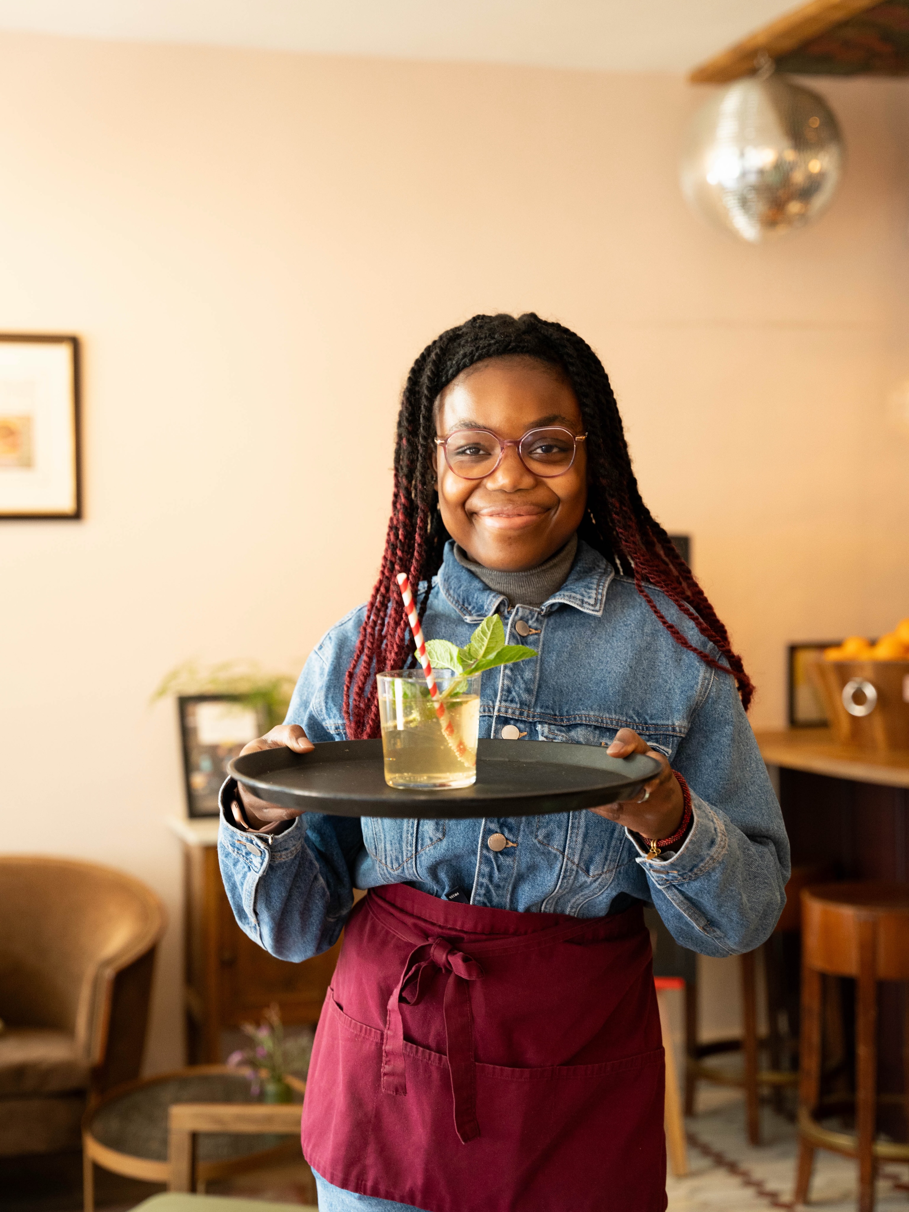 Wij staan weer voor jullie klaar, zoals altijd met een glimlach! 🙌🏻

Zin in een lekkere koffie, verkoelend drankje of een gezellige lunch? Kom gezellig langs bij Hannah’s. We kijken ernaar uit je te zien!

Tot snel? 💛