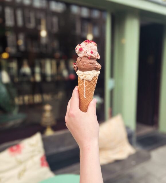 Net als dit ijsje smelten wij ook… 🍦🌞 🚨Tijd om de verkoeling op te zoeken! We hopen dat jullie hetzelfde doen. Geniet van het mooie weer en tot snel bij Hannah’s als het weer een beetje afgekoeld is!