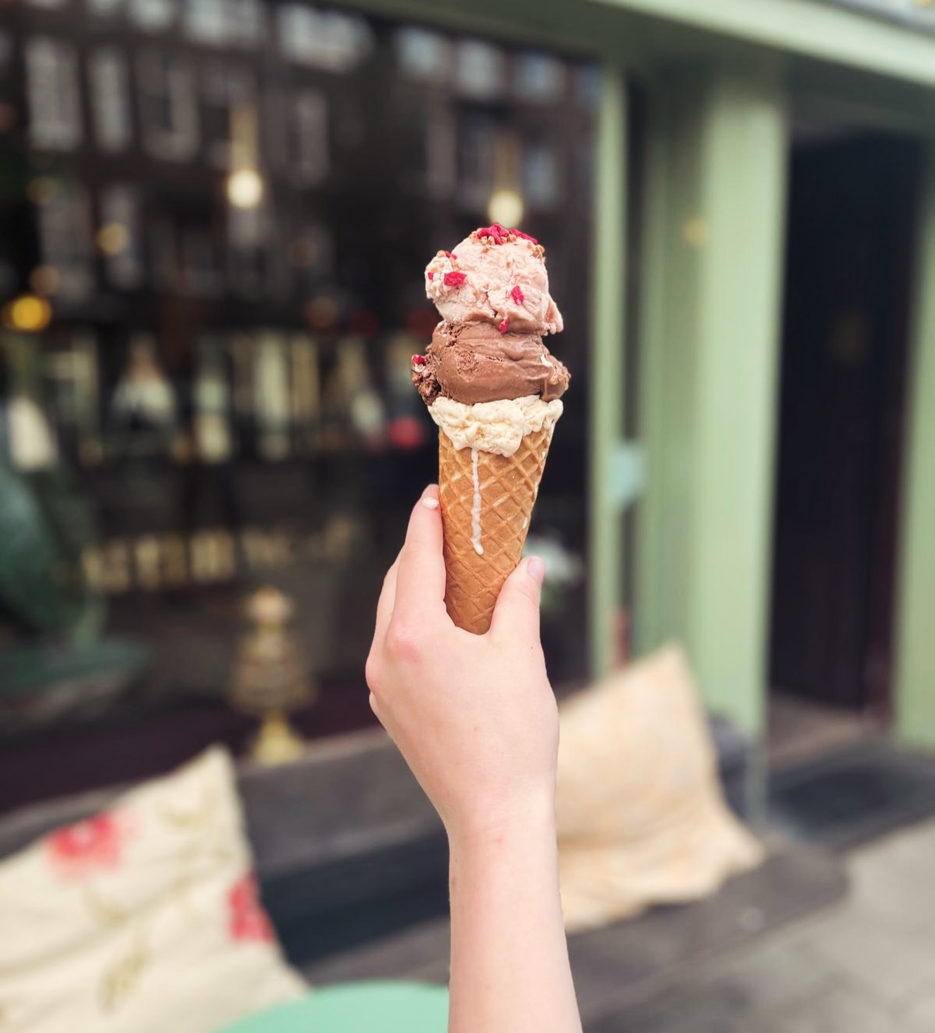 Net als dit ijsje smelten wij ook… 🍦🌞 🚨Tijd om de verkoeling op te zoeken! We hopen dat jullie hetzelfde doen. Geniet van het mooie weer en tot snel bij Hannah’s als het weer een beetje afgekoeld is!