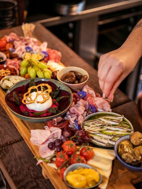 Het najaar en de winter stromen alweer lekker vol met aanvragen voor events 🍸. Wil je dit jaar nog iets organiseren bij Hannah’s? Wacht dan niet te lang en informeer naar de mogelijkheden. Van borrel tot feest: wij denken graag met je mee. 🍋💛
