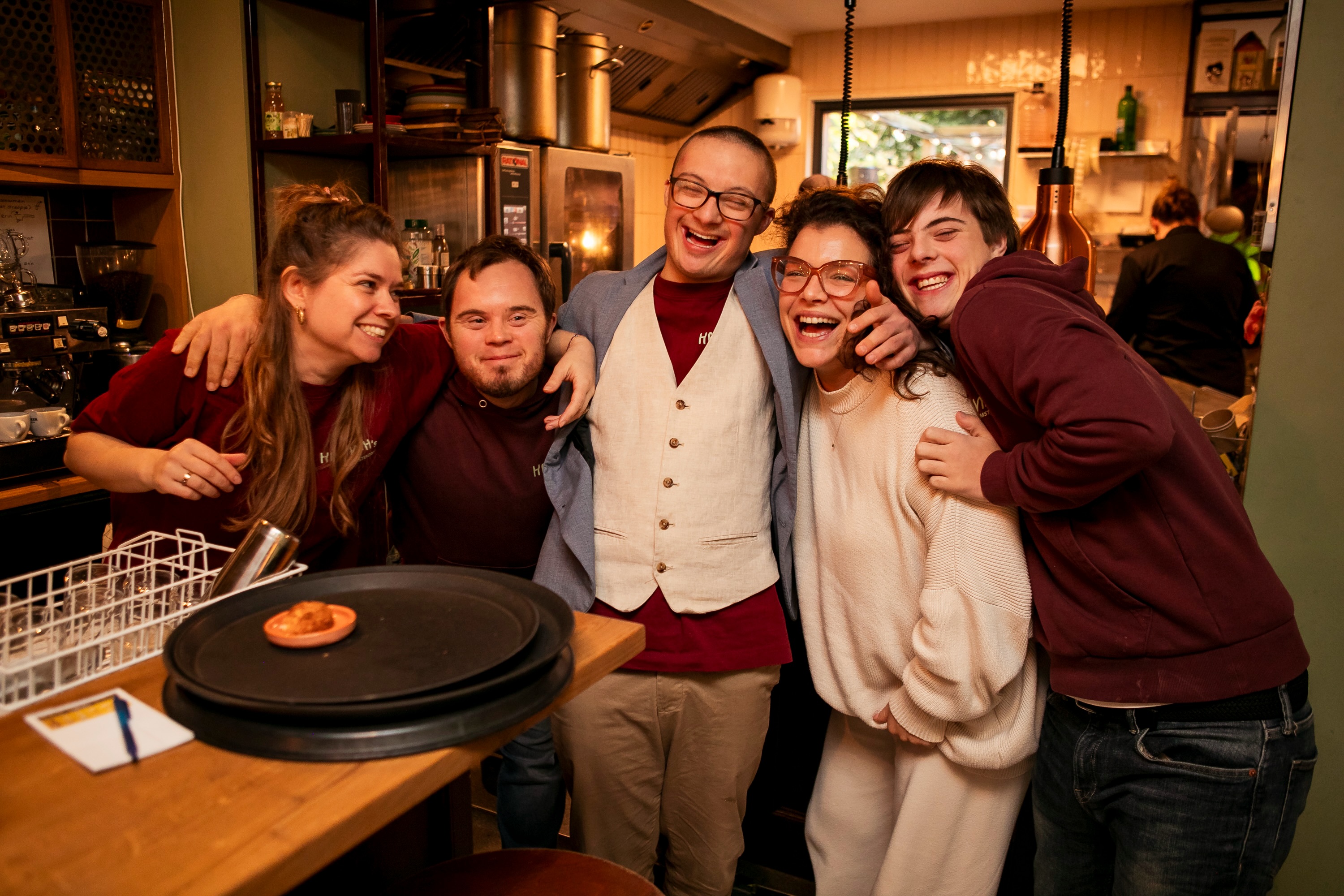 Deze foto zegt eigenlijk alles over de sfeer bij Hannah’s. 💛Een warm team, veel gezelligheid, samen werken én samen groeien.

Bij Hannah’s is er ruimte om te ontdekken wat bij jou past, nieuwe dingen te leren en onderdeel te zijn van een hecht team. Met begeleiding op maat en werkzaamheden in de bediening, achter de bar of in de keuken.

Wil jij ook deel uitmaken van onze Hannah’s-familie? We hebben nog ruimte voor nieuwe deelnemers! 🫶

Benieuwd of Hannah’s bij jou past? Neem gerust contact met ons op. We maken graag kennis met je! ✨