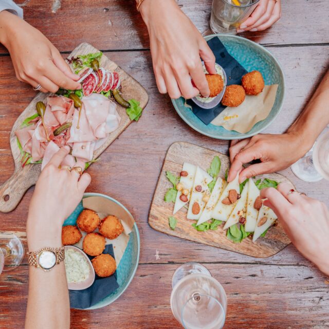 Altijd gezellig, een borrel met vrienden! 🍻 Wij zijn – al zeggen we het zelf – de beste in borrelplanken en lekkere hapjes. Heb jij al iets gepland? Zo niet: Hannah’s is dé plek! 🧀🍷 Kom gezellig borrelen, wij regelen de rest.