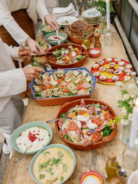 Een vergadering, borrel of ander moment op de planning? Laat de catering maar aan ons over. Van lekker lunchen tot een goed gevulde borreltafel: wij zorgen dat niemand met een lege maag naar huis gaat. 😉 Neem contact met ons op voor de mogelijkheden!