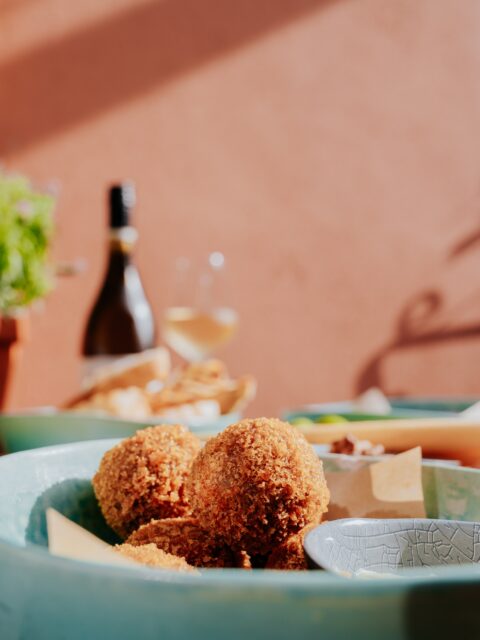 Zin in bitterballen? 👀 Nu kan het nog… weekend is almost over. Bitterbal a day keeps the doctor away, toch? 🤪