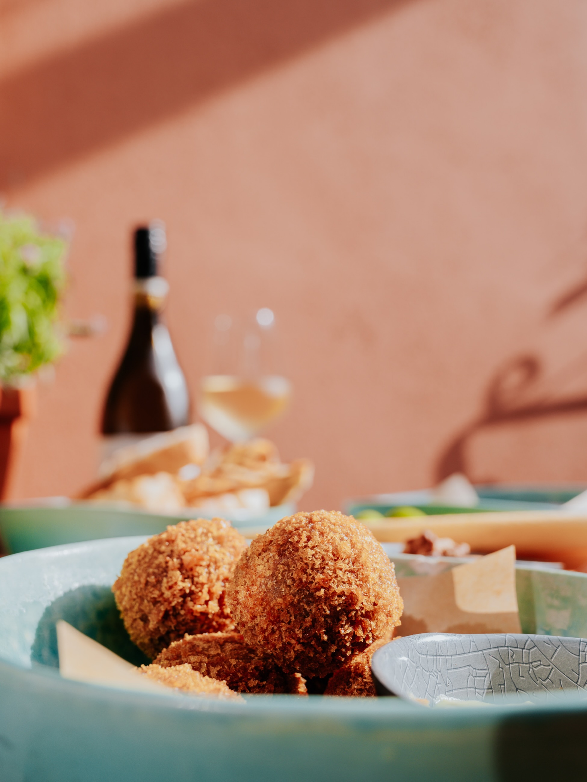 Zin in bitterballen? 👀 Nu kan het nog… weekend is almost over. Bitterbal a day keeps the doctor away, toch? 🤪