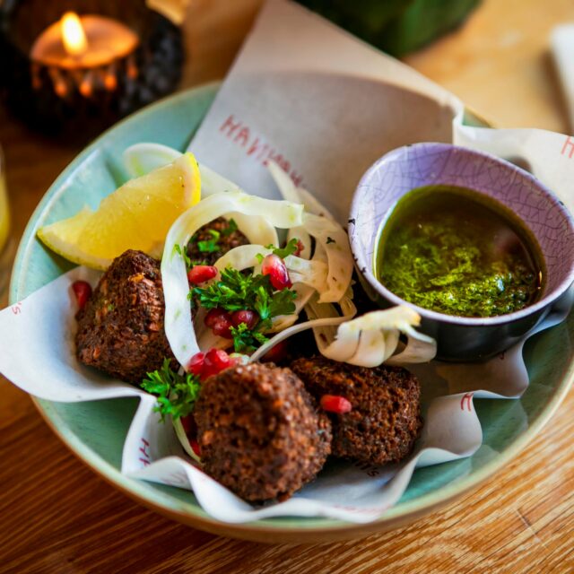 Bites, bites, bites! 💛

Zin in iets lekkers voor erbij? Onze falafel bites zijn perfect om te delen, lekker bij een drankje of gewoon helemaal voor jezelf. 😉