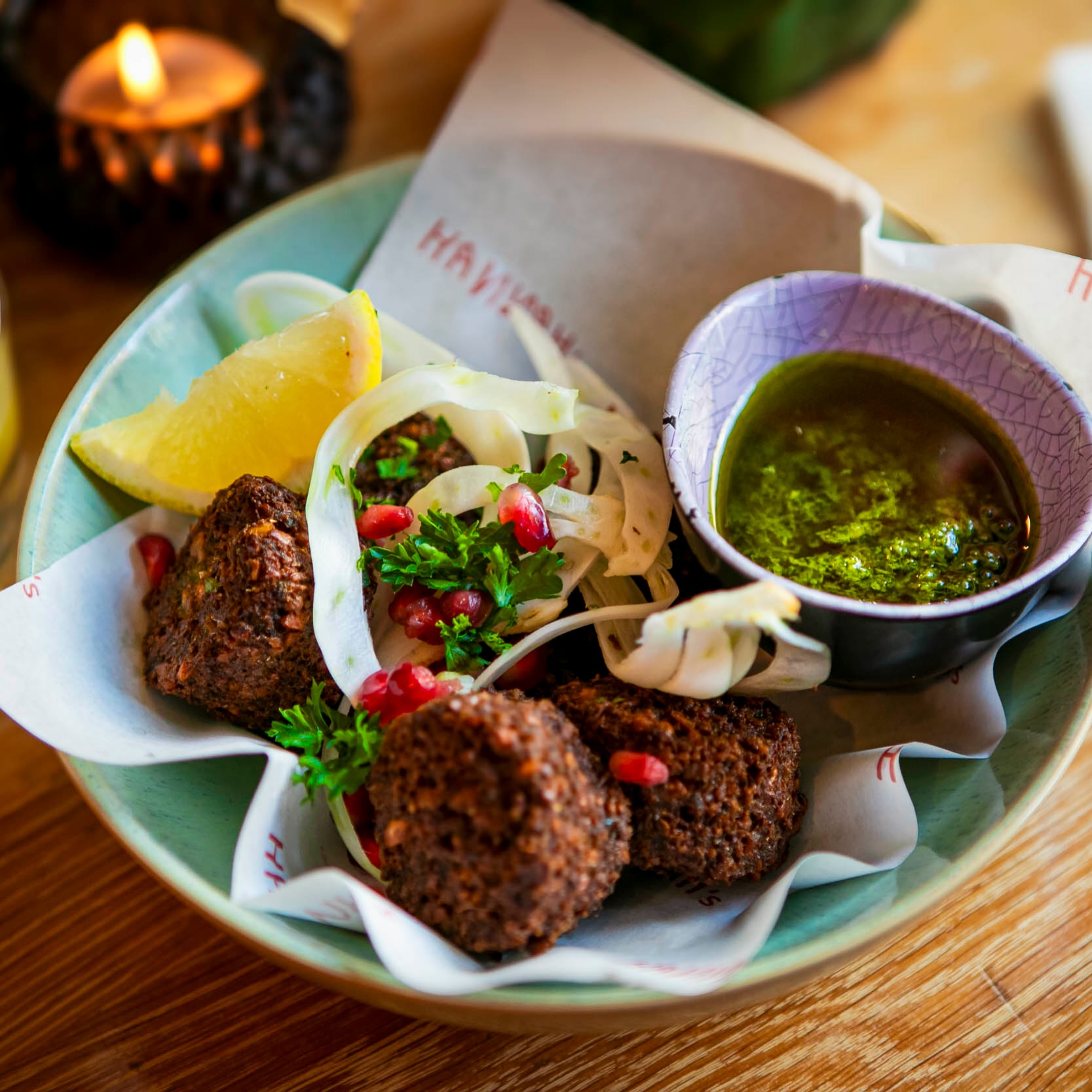 Bites, bites, bites! 💛

Zin in iets lekkers voor erbij? Onze falafel bites zijn perfect om te delen, lekker bij een drankje of gewoon helemaal voor jezelf. 😉