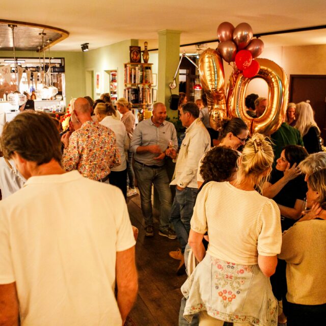Een feestje op de planning? Dan mag Hannah’s natuurlijk niet ontbreken!

Van een verjaardag en jubileum tot een borrel met collega’s of gewoon een goede reden om samen te komen: bij Hannah’s maken we er graag iets gezelligs van. 🥂✨

Jij de gasten, wij de plek, sfeer en gezelligheid. 😉

Benieuwd wat we voor jouw feest kunnen betekenen? Stuur ons een berichtje en vraag naar de mogelijkheden!