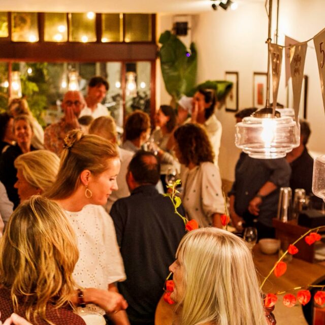 We hebben het al vaker verteld, maar feesten en partijen bij Hannah’s zijn écht tof! 🥂✨

De setting die je hier ziet? Perfect voor een 50e verjaardag, maar natuurlijk zijn we er voor iedere gelegenheid. Van verjaardag tot borrel, jubileum of feestje met collega’s: we denken graag met je mee.

Benieuwd naar de mogelijkheden? Stuur ons een berichtje en vraag naar de opties voor jouw feestje! 🎈