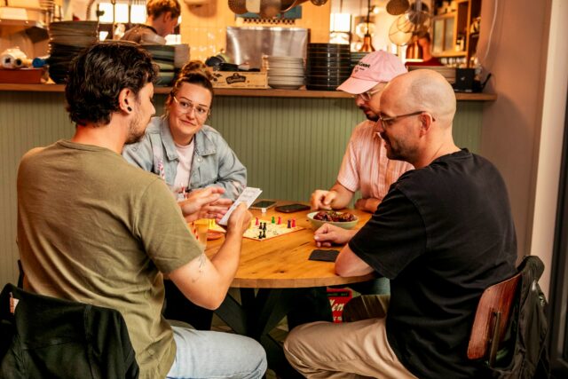 Onze spelletjeskast staat bomvol leuke spellen, dus trommel je vrienden op, schuif aan en maak er een gezellige middag van. 💛
