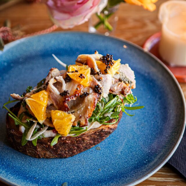 Soms heb je niet meer nodig dan goed zuurdesembroodje Porchetta. 🤌🏻 La dolce vita! 💛