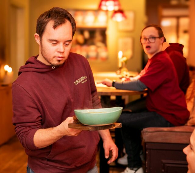 In onze vorige post lieten we het sociale hart van Hannah’s weer even naar voren komen. Vandaag zetten we onze deelnemers graag in het zonnetje.

De mensen op deze foto zijn natuurlijk maar een klein deel van de groep. Ook alle deelnemers die niet op de foto staan, zijn een ontzettend belangrijk onderdeel van Hannah’s. 🫶

Iedereen draagt op zijn of haar eigen manier bij. Van helpen in de bediening en gasten ontvangen tot nieuwe dingen leren, samenwerken en vooral veel plezier maken.

Want dát is waar Hannah’s voor staat: een plek waar iedereen mee kan doen, zich kan ontwikkelen en onderdeel is van het geheel.